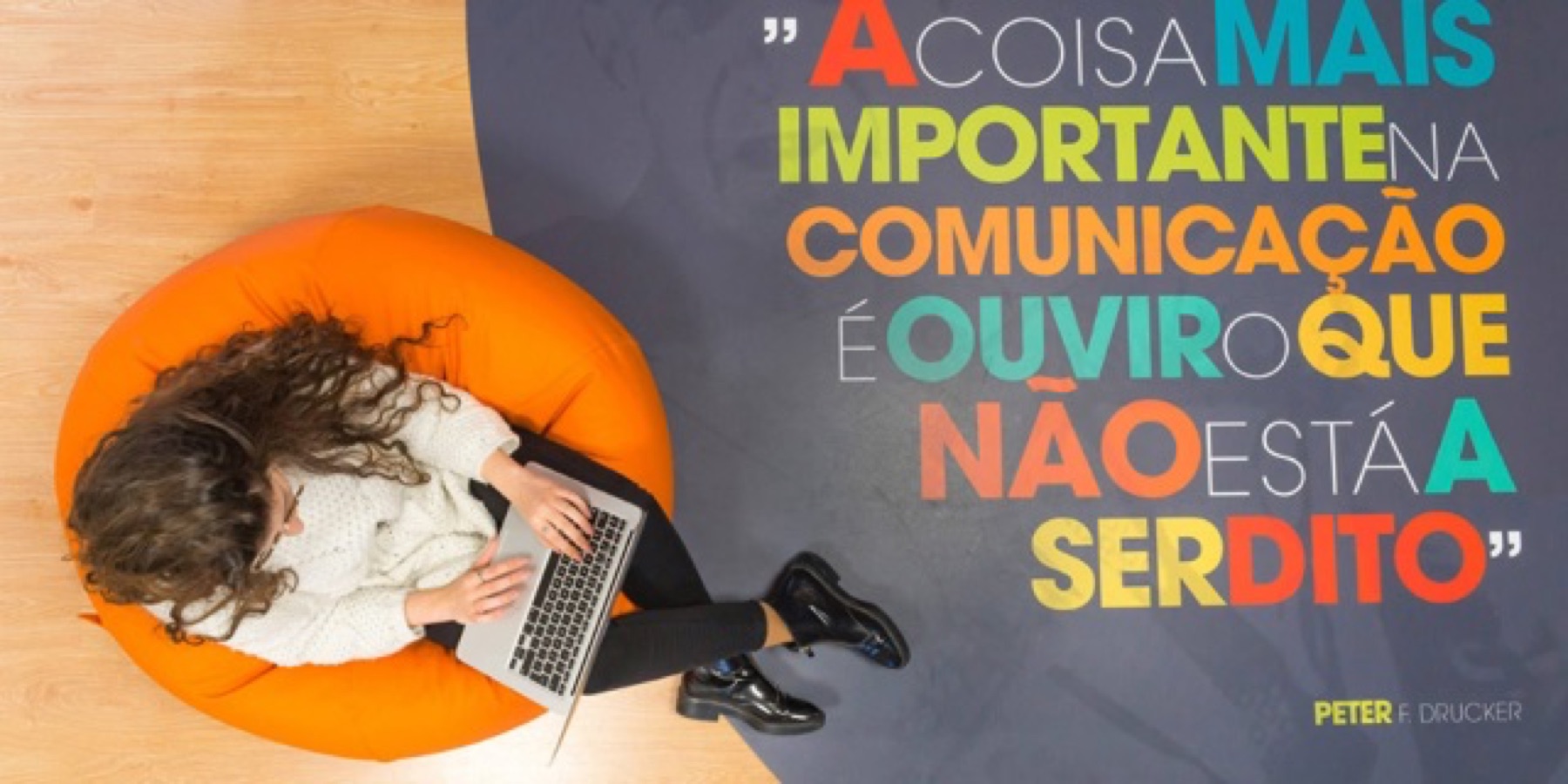Hall da LKCOM com a frase de Peter Drucker pintada na parede